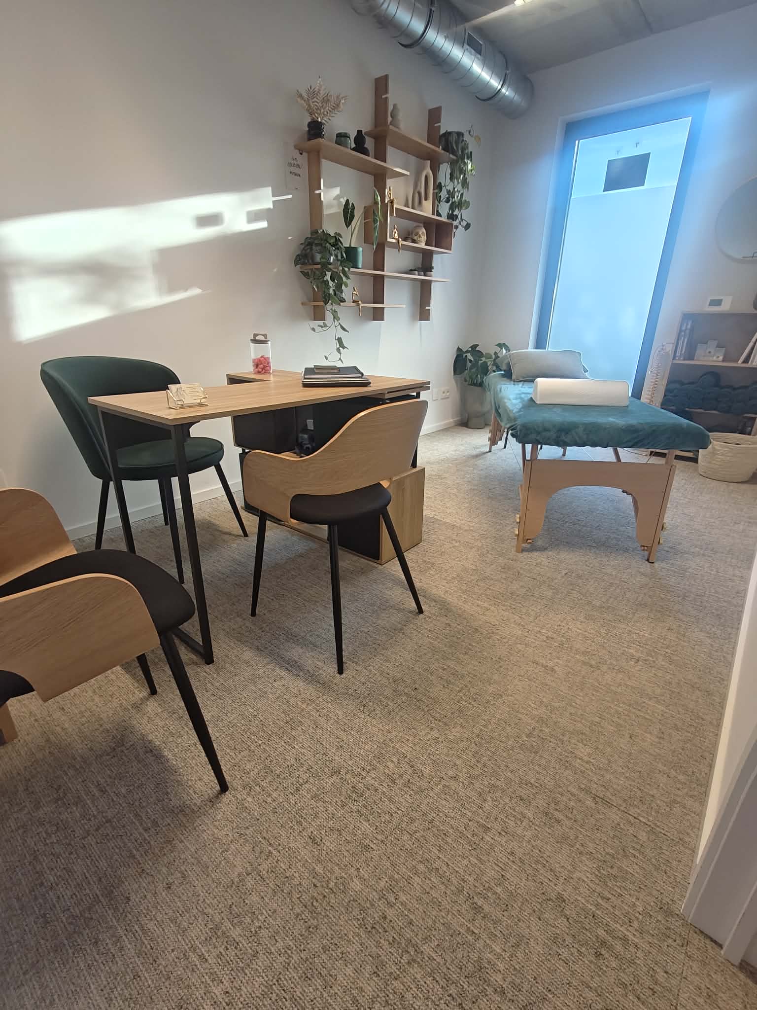 Bureau et table de soin dans le cabinet