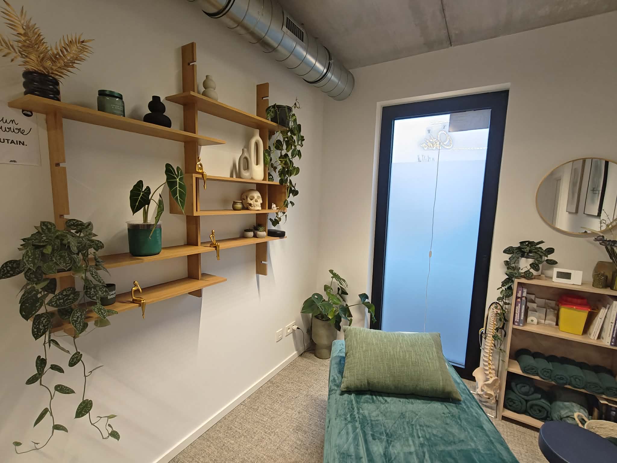 Étagère en bois avec plantes et table de soin