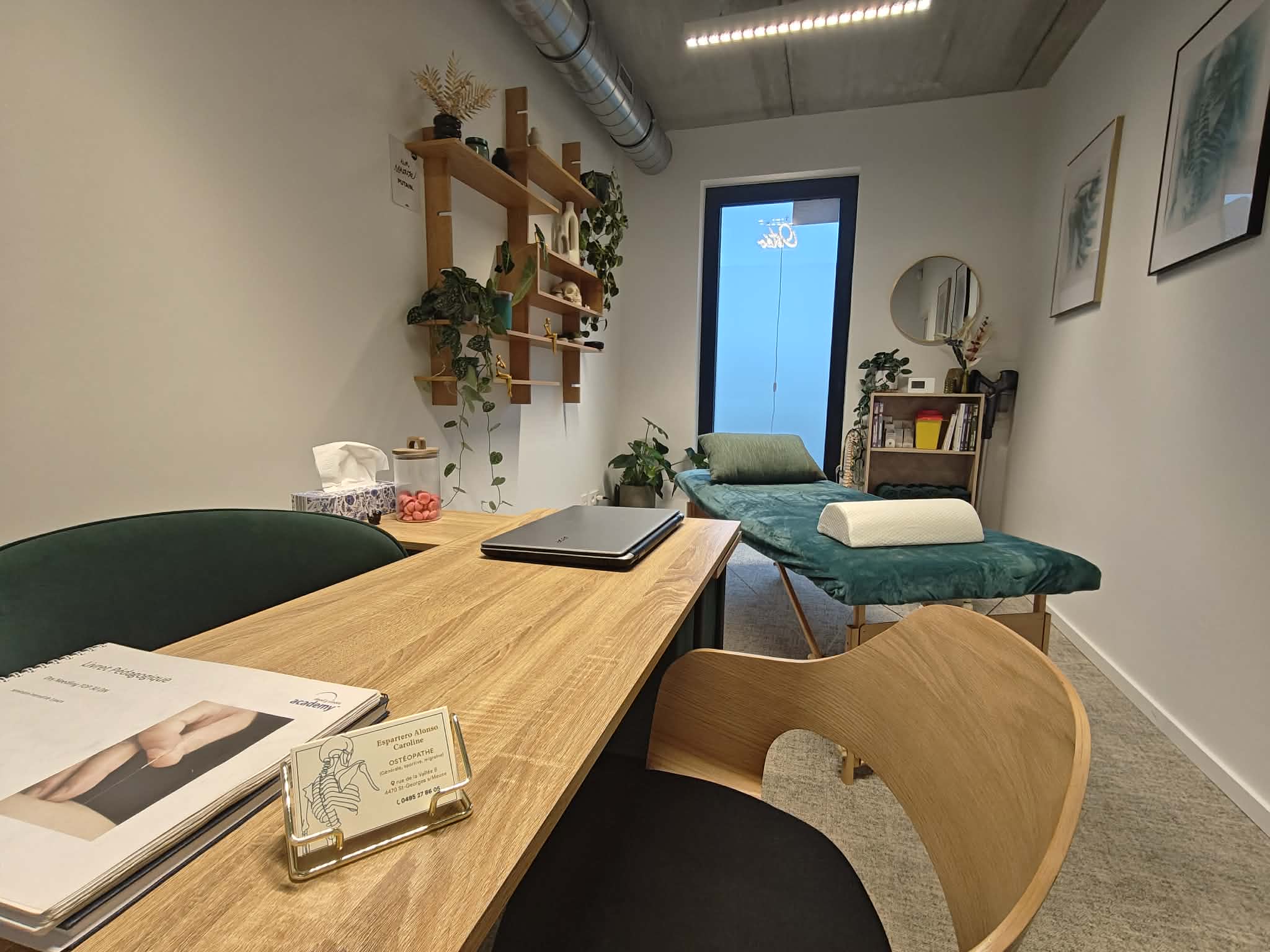 Bureau avec carte de visite et table de soin en arrière-plan