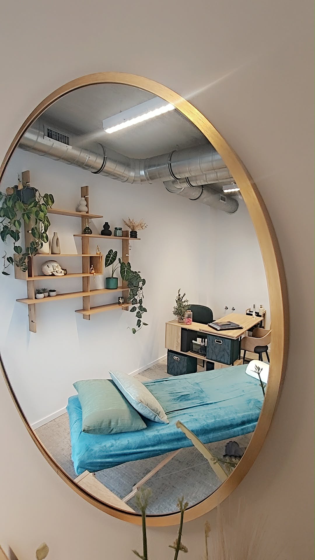 Reflet du cabinet dans un miroir mural