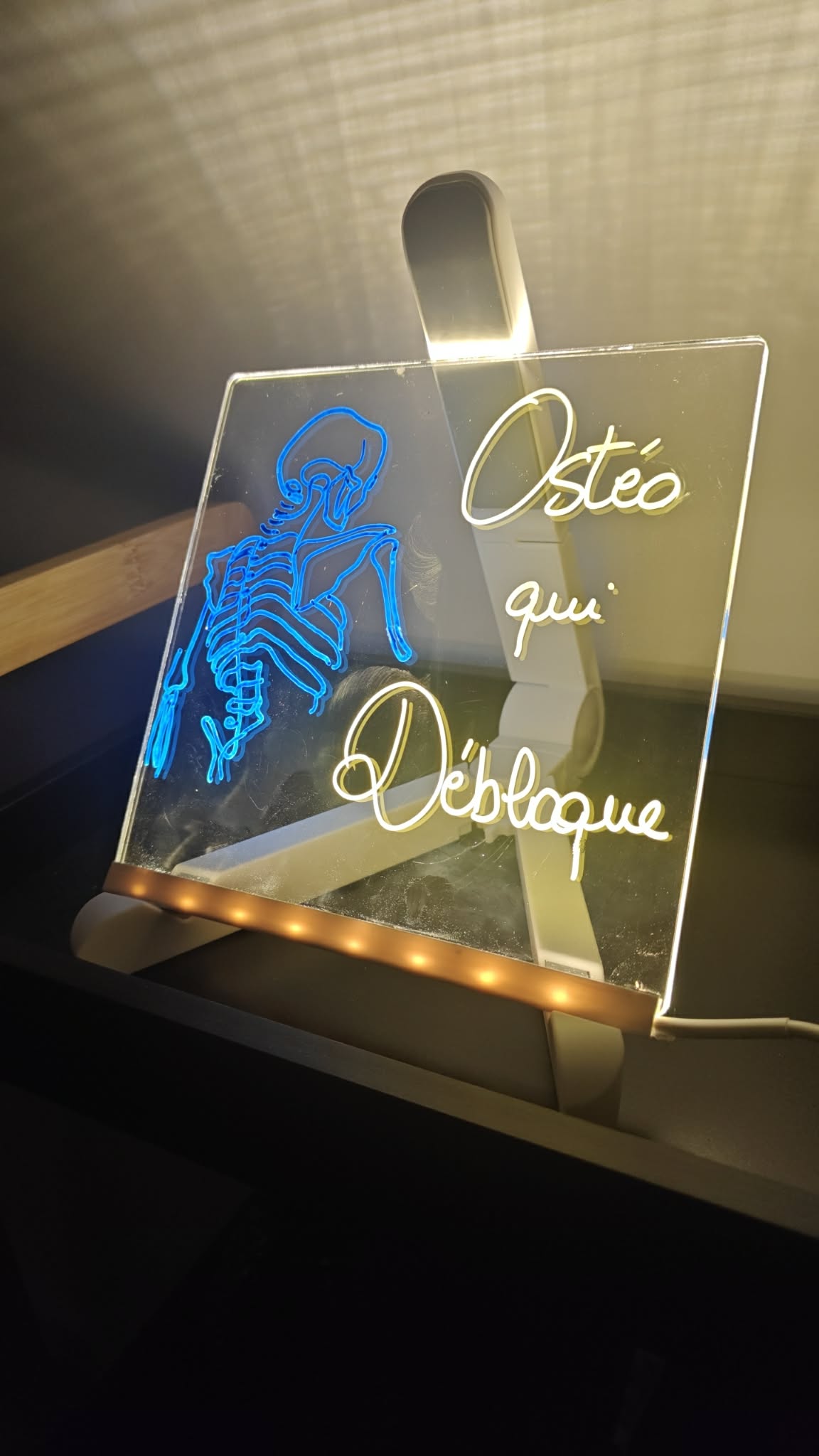 Enseigne lumineuse « Ostéo qui débloque »